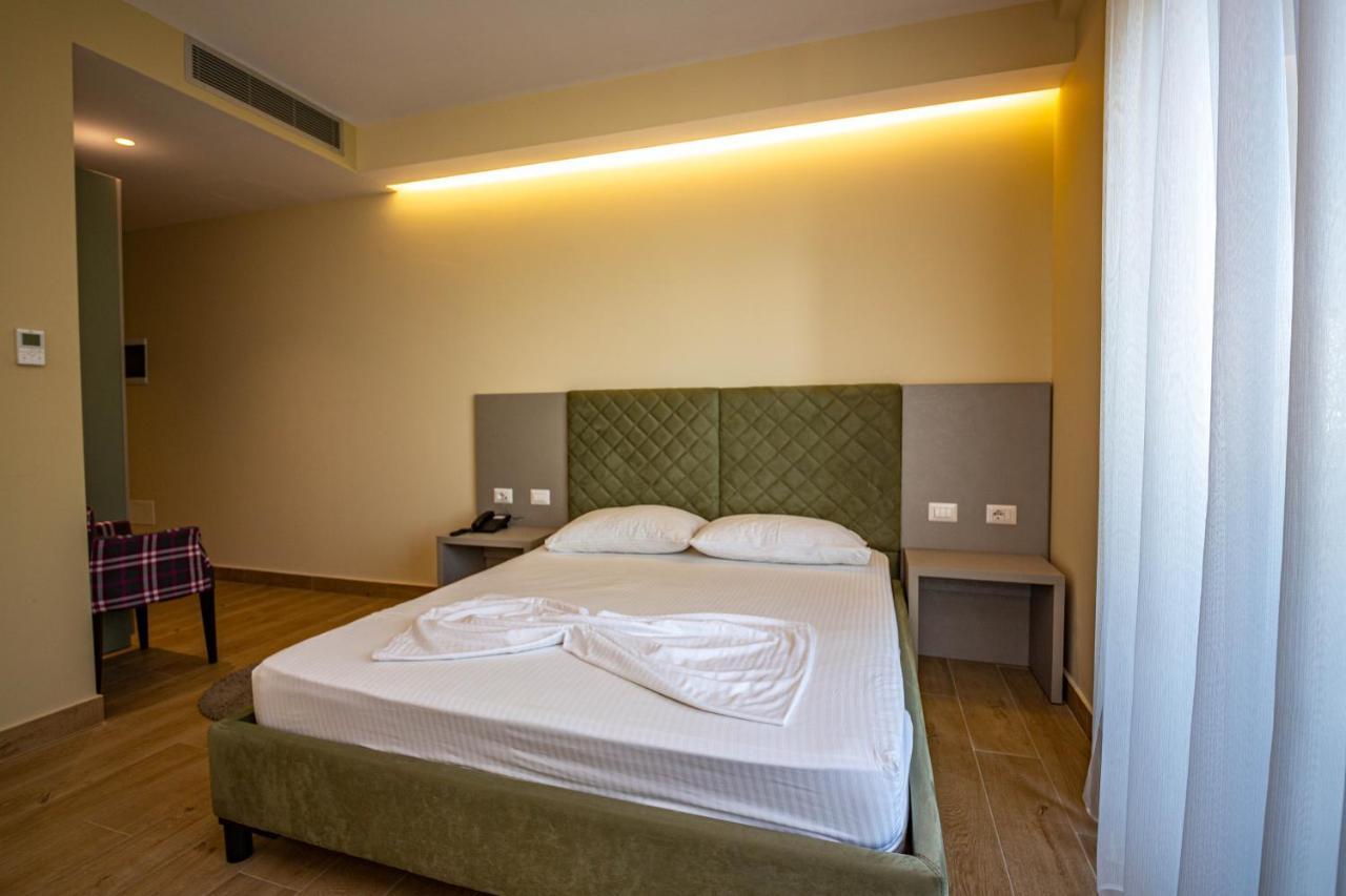 Hotel Bella Vista Shkallnur Bagian luar foto